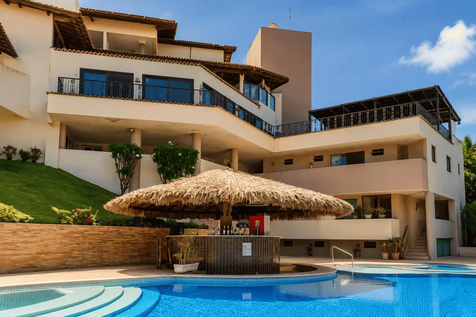Piscina e bar tropical do hotel