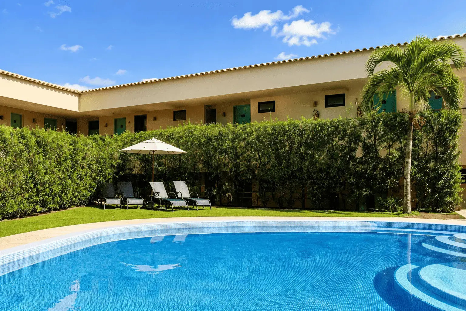 Área de lazer com piscina