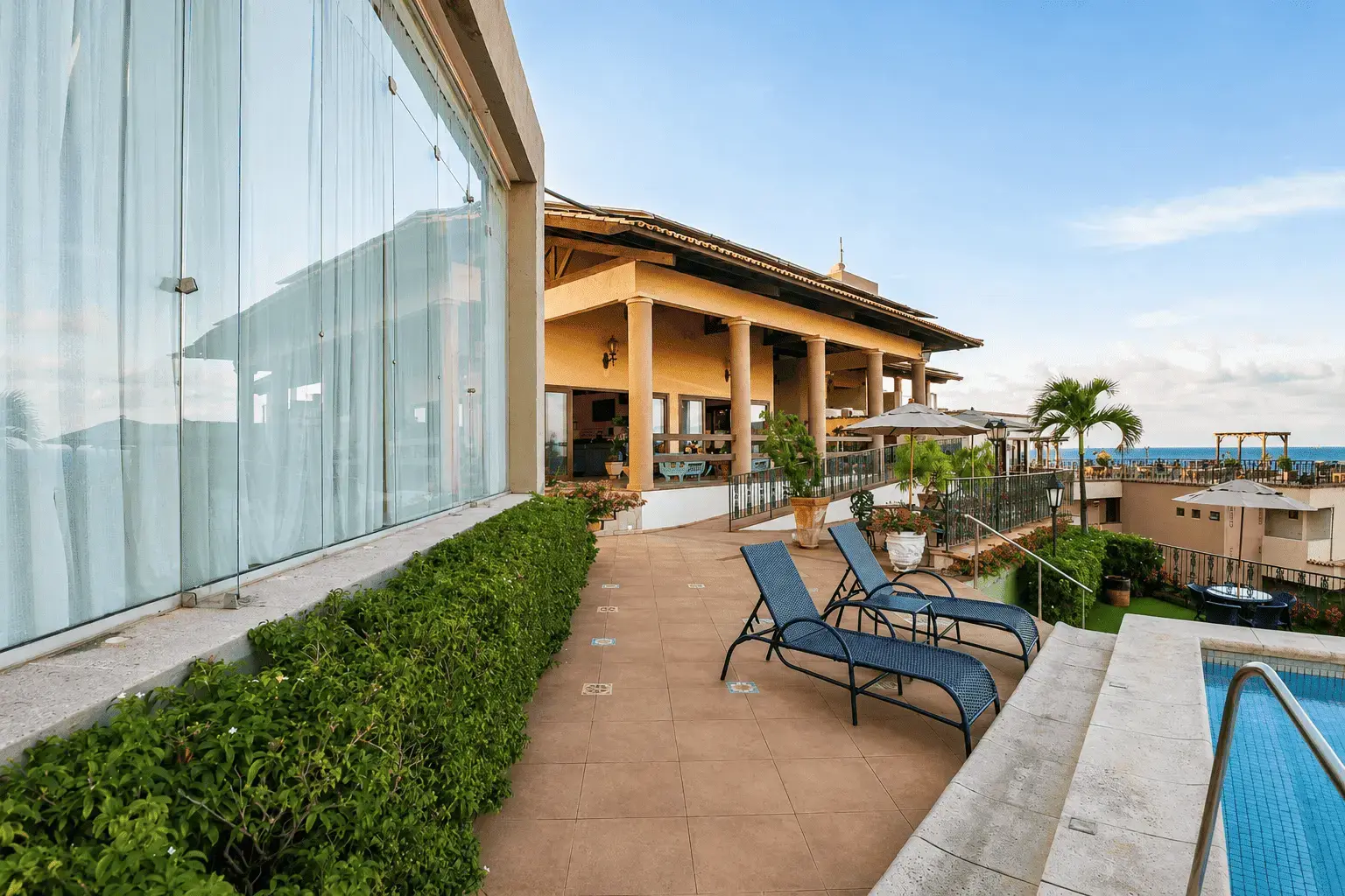 Terraço com vista para o mar